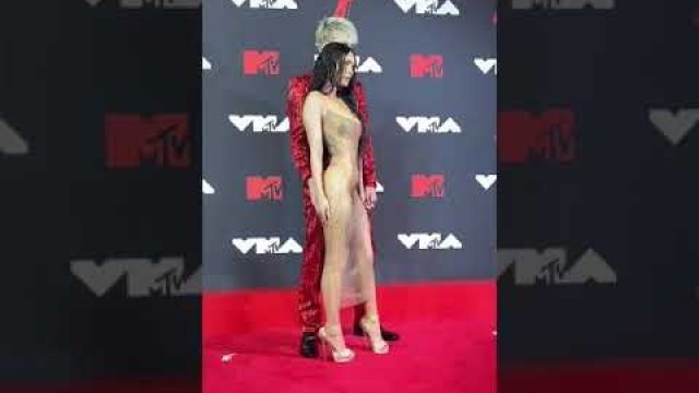 'Megan fox looks hot on this VMA fashion Nova outfit'