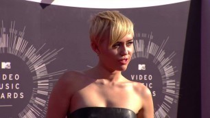 'Miley Cyrus 2014 MTV VMA Red Carpet Hairstyle & Fashion'