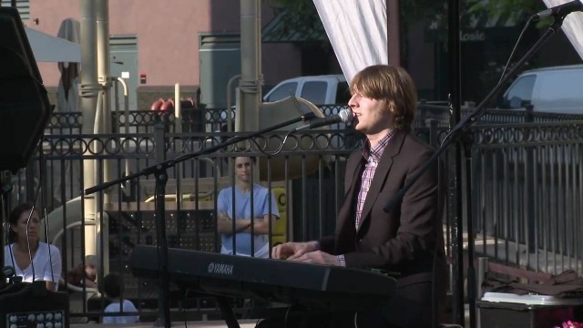 'Eric Hutchinson sings Food Chain in Santana Row for Mix 106.5 FM'