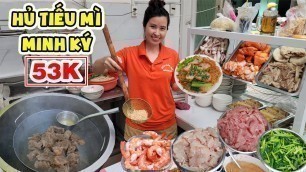 'Hủ Tiếu Mì Thập Cẩm 52K Gia Truyền Của Em Gái Người Hoa Với Nồi Nước Lèo Trong Như Suối'