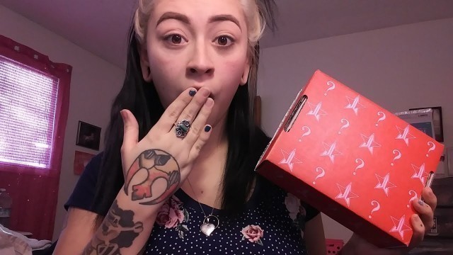 'Jeffree Star Cosmetics Valentine\'s Mystery Box Unboxing and Rant'