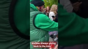 '6ix9ine randomly stops & give out $10,000 to some school kids, on his way to get coffee #shorts #69'