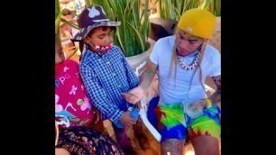 '6ix9ine giving money to kids in Mexico 