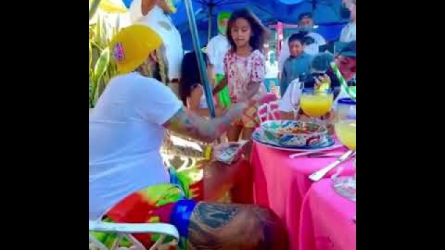 '6ix9ine In Mexico Giving kids money 