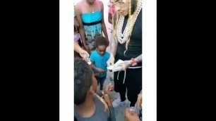 '6ix9ine giving out $100 bills to little kids