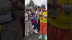 '6ix9ine blessing some kids in Ecuador with some money!