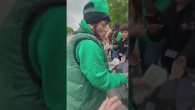 '6ix9ine giving away money to school kids 