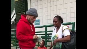 '6IX9INE Passing Out Money To Kids In Chicago!'