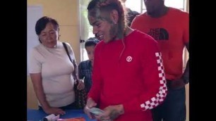 '6IX9INE GIVE KIDS IN SCHOOL MONEY'