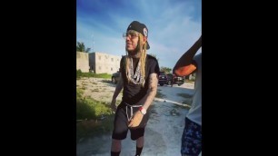 '6ix9ine giving out money to kids in Dominican Republic'