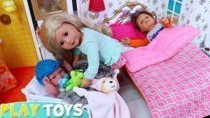 'Baby Dolls Family Morning Routine in Dollhouse!'