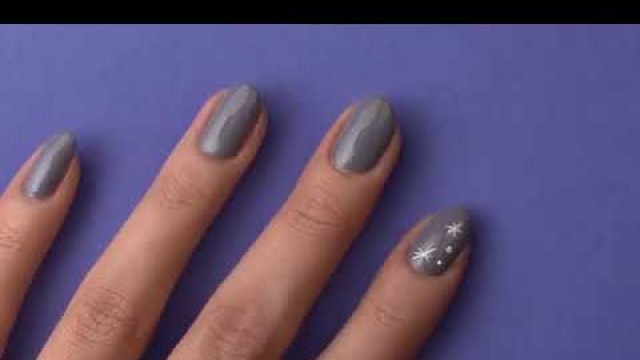 'AVON Nail Art Christmas manicre Snowflakes'