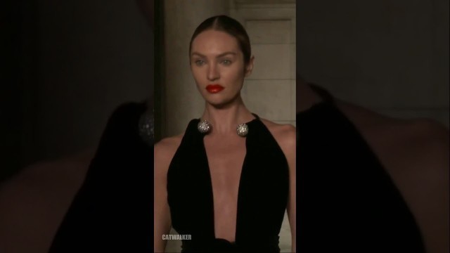 'Candice Swanepoel walks for Oscar de la Renta'