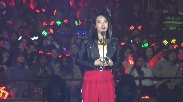 '[HD] 191228 Victoria won \'Fashion Icon\' Award Focus - Tencent Video Star Awards'