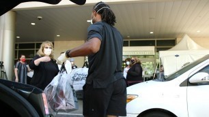 'Larry Fitzgerald Brings Dinner to Health Care Workers'