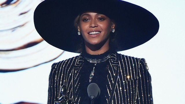 'Beyonce Wins Fashion Icon Award at CFDA Awards, Thanks Mom for Being Her Fashion Inspiration'