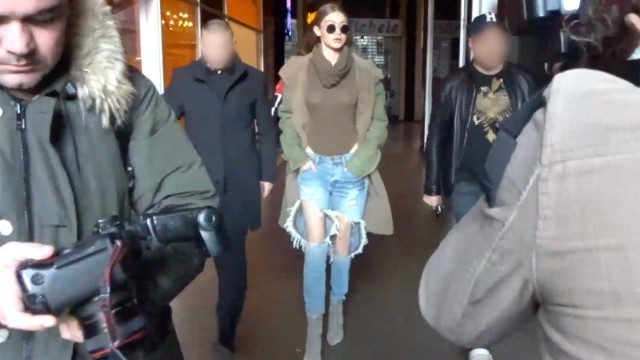 'Real Paparazzi #64 Gigi Hadid passeggia per Milano durante la Fashion Week 2017'