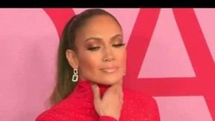 'Jennifer Lopez picks up the Fashion Icon Award from the CFDA'