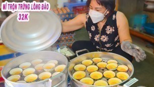 'Cận cảnh \"xếp hàng\" ăn Mì Trộn Tóp Mỡ Trứng Lòng Đào 32K ở Sài Gòn'