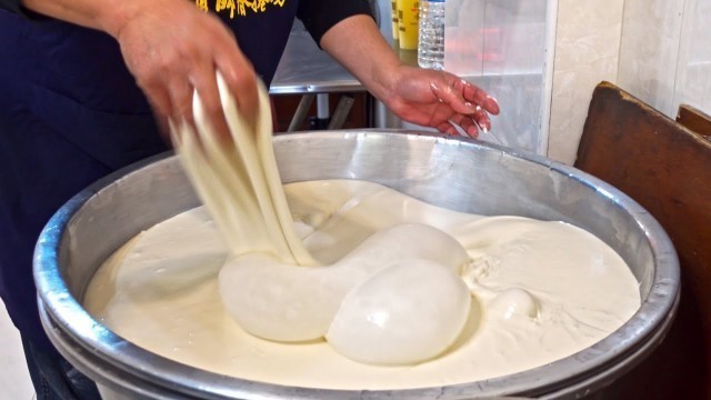 'Popular！The Master of Making Spring Roll Wrappers, Braised Pork Spring Rolls/排隊小吃！現做春捲皮, 加麵條的潤餅-台灣美食'