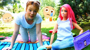 'Morgen-Gymnastik mit Barbie und Irene. Puppenvideo für Kinder'